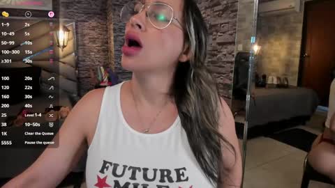 Nicolle online show from June 4, 8:26 pm