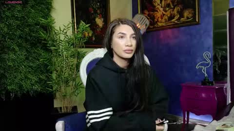 Nicolle online show from November 19, 1:54 pm