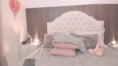 nicolstonee online show from March 28, 12:34 am