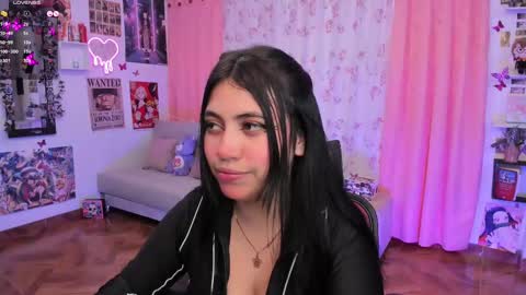 Snapshot of nidrii_07 chatting on March 7, 8:45 am      900   300   online show from March 7, 8:45 am