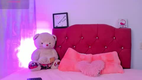 Snapshot of nikii_28 chatting on October 11, 9:40 pm Nikii  online show from October 11, 9:40 pm