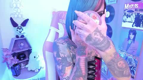 Nikki Ramone   online show from November 28, 9:44 pm