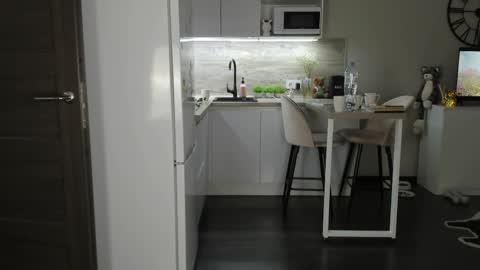 Bella online show from February 18, 8:30 pm