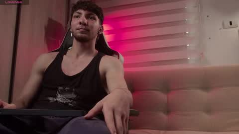 Noah Oliveira online show from May 17, 10:19 pm