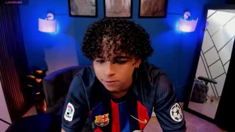 noah_smith04 online show from December 15, 3:19 pm