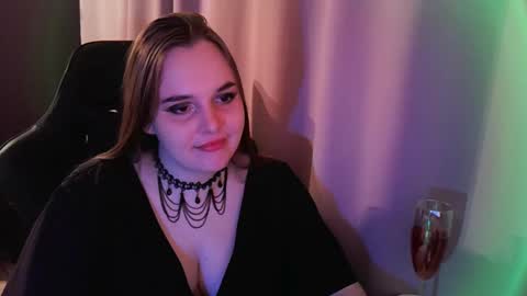 noir_ember_ online show from October 30, 2:17 pm