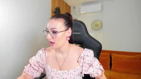 NoraFoxes online show from February 5, 7:01 am