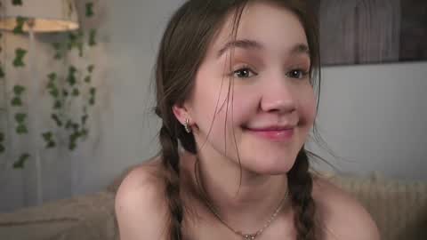 Snapshot of now_you_know chatting on December 5, 7:21 am Dina online show from December 5, 7:21 am