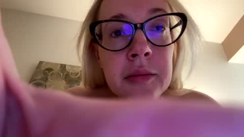 officialhelenxo online show from August 3, 5:08 pm