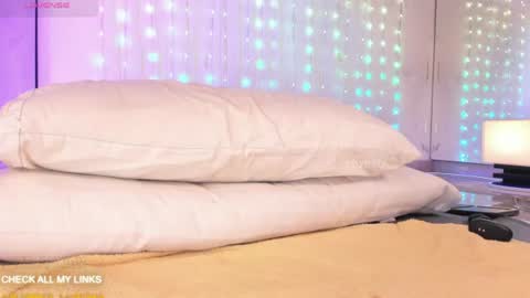 ohyesly_ online show from June 10, 1:43 pm