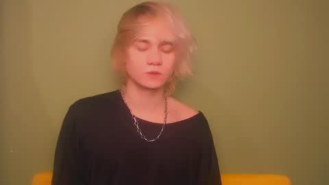 Snapshot of oliver_sweet_ chatting on February 2, 8:19 pm Oliver online show from February 2, 8:19 pm