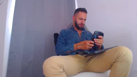 Snapshot of oliverdrew1 chatting on January 31, 7:08 pm oliver online show from January 31, 7:08 pm