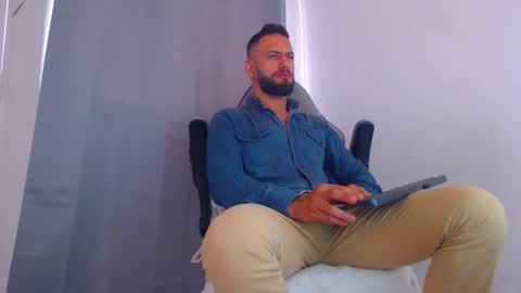 Snapshot of oliverdrew1 chatting on February 13, 5:54 pm oliver online show from February 13, 5:54 pm