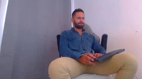 Snapshot of oliverdrew1 chatting on December 27, 9:11 pm oliver online show from December 27, 9:11 pm