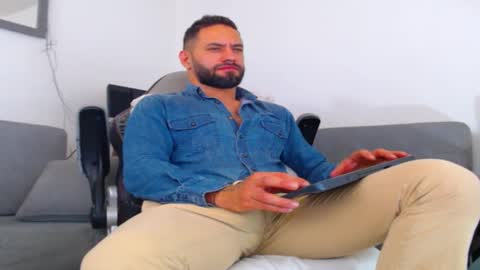 oliver online show from December 17, 3:30 pm