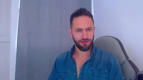 Snapshot of oliverdrew1 chatting on December 28, 6:08 pm oliver online show from December 28, 6:08 pm