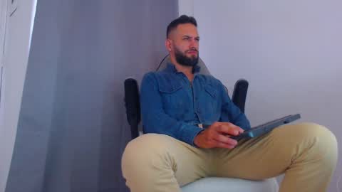 Snapshot of oliverdrew1 chatting on February 17, 7:33 pm oliver online show from February 17, 7:33 pm