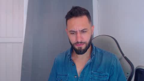 Snapshot of oliverdrew1 chatting on December 17, 11:16 pm oliver online show from December 17, 11:16 pm