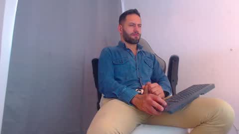 Snapshot of oliverdrew1 chatting on January 2, 8:13 pm oliver online show from January 2, 8:13 pm