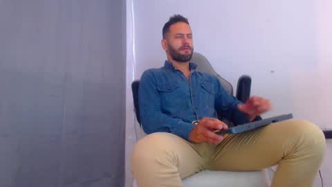 Snapshot of oliverdrew1 chatting on December 25, 8:07 pm oliver online show from December 25, 8:07 pm