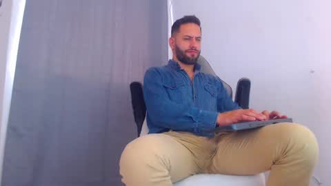 Snapshot of oliverdrew1 chatting on January 7, 7:17 pm oliver online show from January 7, 7:17 pm