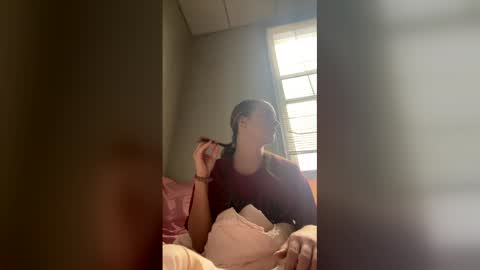 oliviaaraee online show from February 3, 8:24 pm