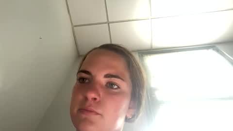 oliviaaraee online show from April 22, 9:00 pm