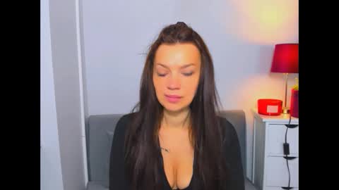 OliviaWomen online show from October 19, 5:12 am