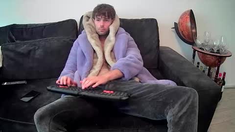 onesieboyx online show from November 18, 11:46 am