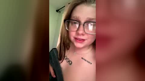 oohlarae22 online show from July 2, 12:54 pm
