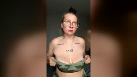 oohlarae22 online show from July 1, 12:30 am