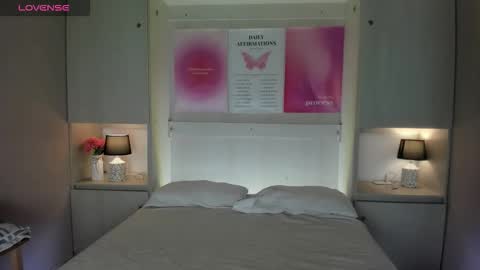 oshun_444 online show from March 17, 12:10 pm