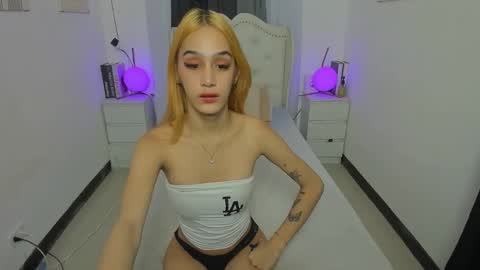 tiny girl wth big one online show from November 25, 9:41 am