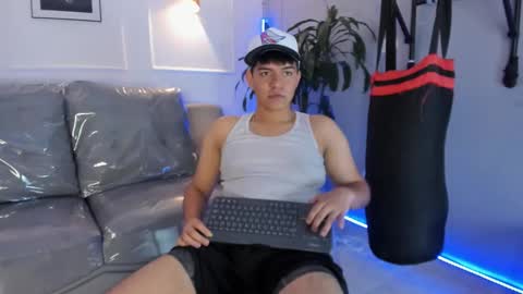 paul27__ online show from December 16, 3:35 am