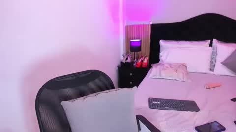 Pauline online show from April 17, 3:09 am