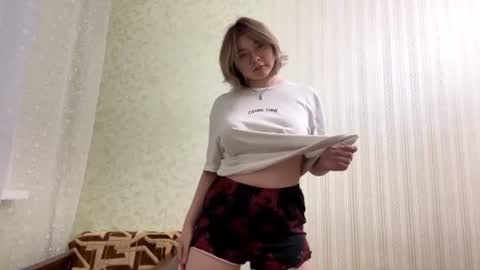 Molly online show from June 30, 6:06 pm