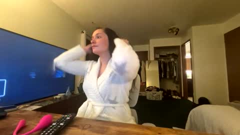 PeachyObsession online show from February 1, 5:15 am