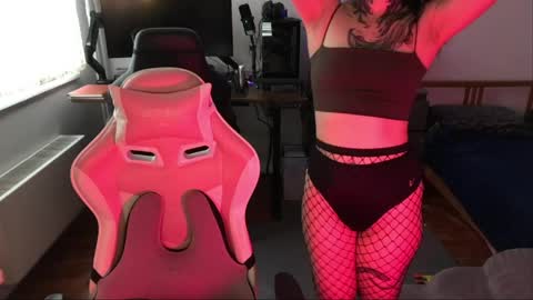 petal_dust_ online show from March 31, 2:28 pm