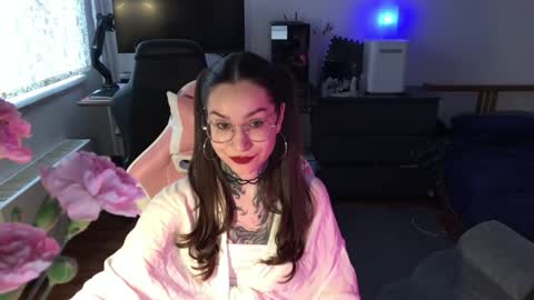 petal_dust_ online show from April 8, 2:42 pm