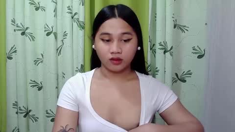 Snapshot of petite_trish chatting on February 20, 6:06 am trish online show from February 20, 6:06 am