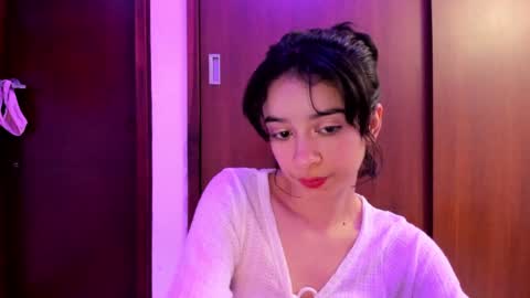 Snapshot of petitee_lunna chatting on February 3, 1:09 am Lunna online show from February 3, 1:09 am