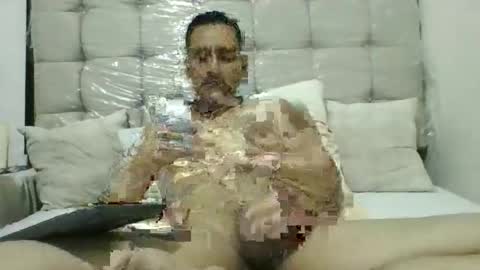 Snapshot of pieslatinos chatting on December 24, 3:49 am pieslatinos online show from December 24, 3:49 am