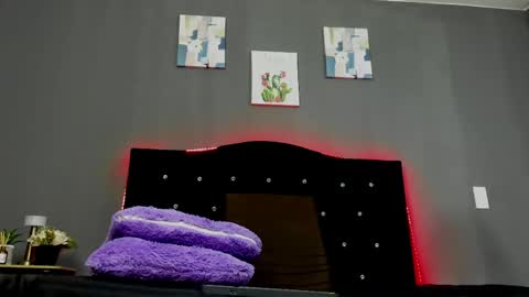 PinkAria online show from April 18, 7:58 pm