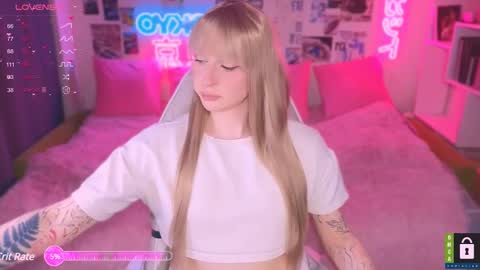 Snapshot of pinkvenom_ chatting on February 25, 6:12 pm pinkvenom_ online show from February 25, 6:12 pm