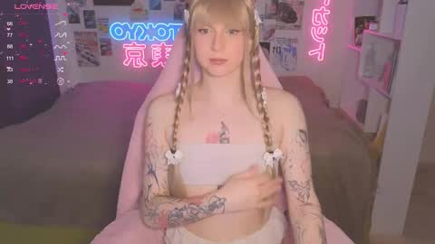 Snapshot of pinkvenom_ chatting on October 7, 8:21 am pinkvenom_ online show from October 7, 8:21 am