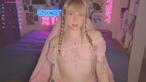 Snapshot of pinkvenom_ chatting on September 26, 4:48 pm pinkvenom_ online show from September 26, 4:48 pm