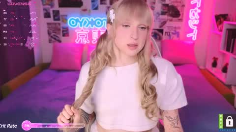 Snapshot of pinkvenom_ chatting on February 9, 7:52 pm pinkvenom_ online show from February 9, 7:52 pm