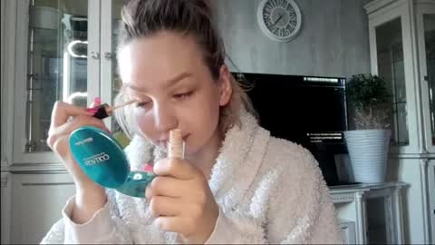 Caroline online show from April 2, 2:41 am