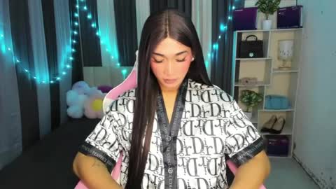 pixiedoll_ online show from July 14, 7:41 pm