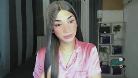pixiedoll_ online show from June 25, 7:02 am